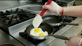 Aprende como cocinar huevos over easy (termino bajo) súper facil.