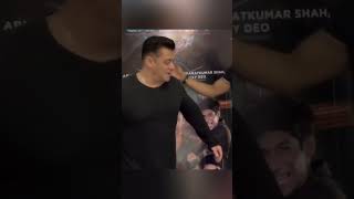 Download lagu Salman Khan new hair cut 😍 salman khan new latest video | salman khan special status #salmankhan mp3