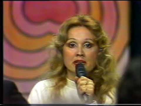 Na današnji dan - Ružica Sokić (Beograd, 14. decembar 1934 — Beograd, 19. decembar 2013) bila je srpska filmska, pozorišna i televizijska glumica. Karijeru je počela davne 1957. godine, u filmu Doktor, da bi potom igrala u filmovima Kad budem mrtav i beo, Bokseri idu u raj, Užička republika, Savamala i drugima. Komedija Tesna koža donela joj je najveću popularnost, a za film Žuta nagrađena je Zlatnom arenom na Filmskom festivalu u Puli. Neke od njenih poznijih velikih uloga su Taska u velikom bioskopskom hitu Zona Zamfirova i kuma Anica u popularnoj seriji Greh njene majke. Sokićeva je dobitnica najvećih glumačkih nagrada i priznanja, kao što su: „Žanka Stokić“, „Dobričin prsten", Zlatni ćuran", „Joakim Vujić“, „Pavle Vuisić“, „Zlatna arena", „Sterijina nagrada" i druge. 