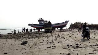 preview picture of video 'Perahu kapal korban ombak besar di binuangeun'