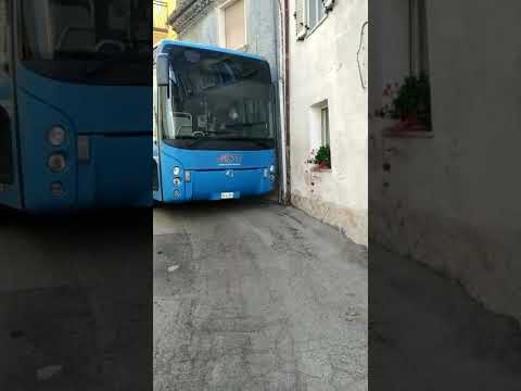 A Roccavivara autobus sfiora le case