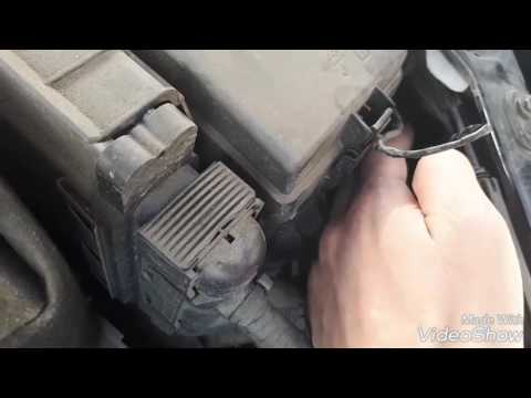Как поменять лампочку на vw golf 7 в левой фаре не снимая ее?
