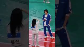 Download lagu #hyunjin#ryujin#yeji#chaeryeong mp3 Download lagu #hyunjin#ryujin#yeji#chaeryeong mp3