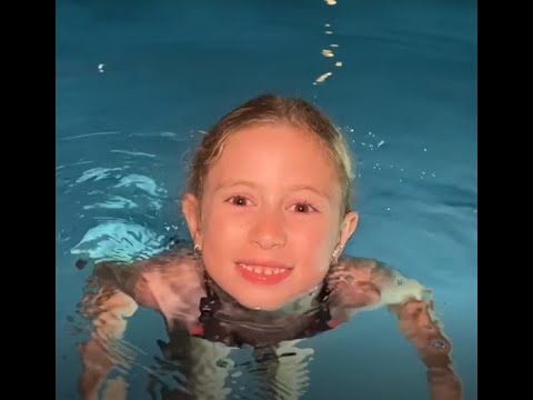 Salvo e Giorgia fanno il bagno in piscina alle 3 di notte! #shorts