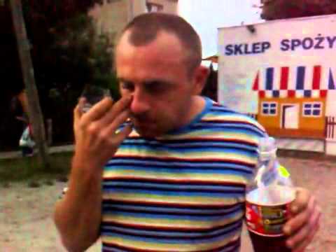 Kazik i Mirek jedzą razem szklankę.