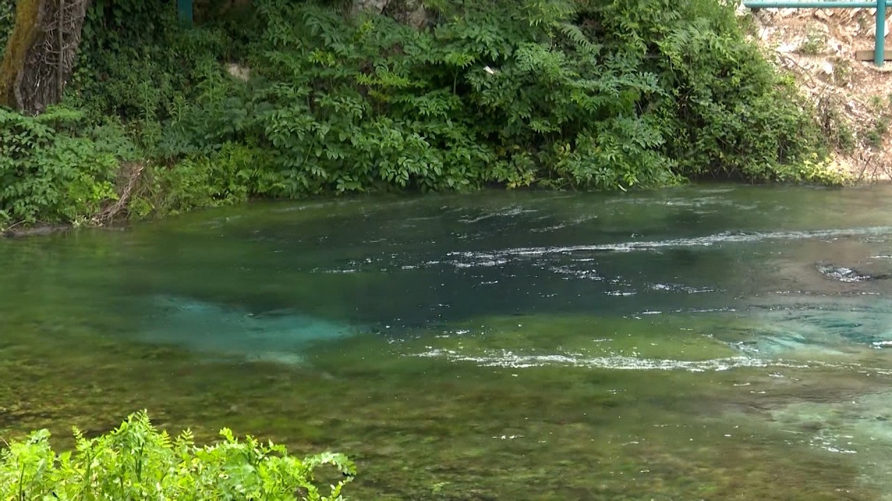 Syri i Kaltër, plot me pushues në fundjavë, turistët në kërkim të freskisë dhe natyrës magjepsëse