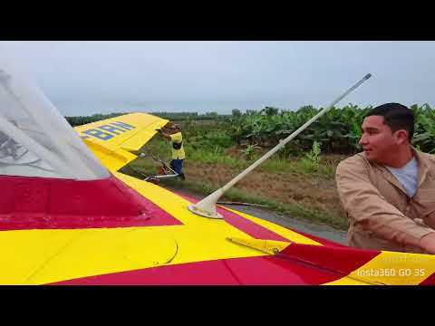 Avioneta aterrizó de emergencia en la vía El Triunfo - Guayas - Ecuador