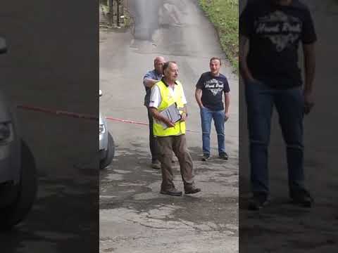 Il prete si arrabbia a Bocca di Rio al passaggio del Rally