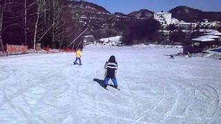 preview picture of video 'Eunice K 's ski Yongpyong 12-2011 (5 yrs)'