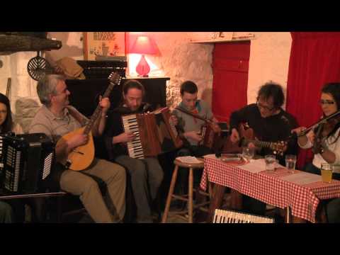 Arú play the Thatch Bar in Ballyshannon: Traditional Irish Music from LiveTrad.com