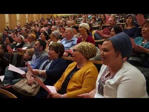 600 Holocaust-Überlebende mit Angehörigen proben in Jerusalem