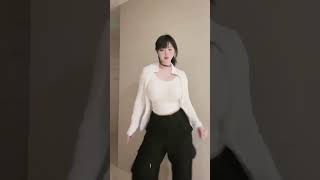 白シャツの爆乳美女のふりふりダンスで、おっきいものが揺れちゃう！