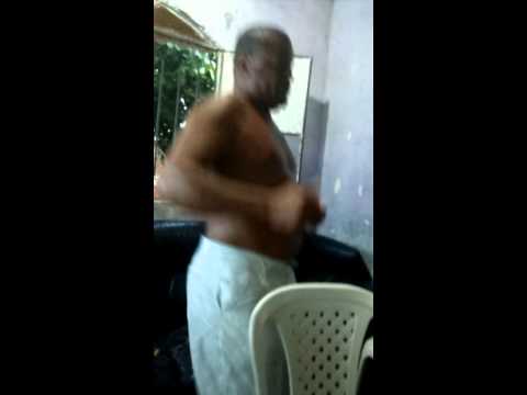 Homem dança  do biricutico