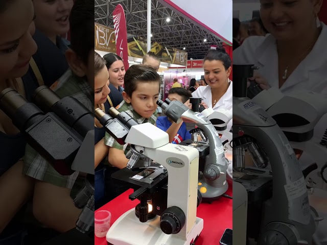 Cobertura de evento no Stand da faculdade Unifamma na Expoingá.