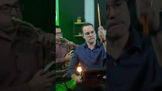 Voz e instrumentos em um momento de louvor | Hinos CCB