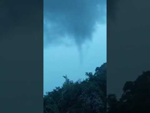 EMBUDO 🌪️ | Impresionante video de un embudo con importante rotación en Quebracho, Cerro Largo.