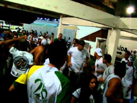 Torcida Guarani após jogo comercial 0 x 2 Guarani