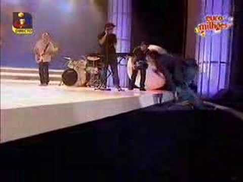 Worst Way To Get Caught Lip Synching - Squeeze Theeze Pleeze