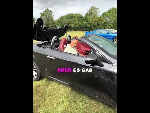 Er deckte sein teures Auto ab.