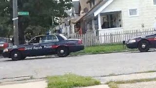 preview picture of video 'Open Carry - Police and Pedestrians in Grand Rapids, MI'