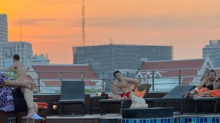The best hotel on Bangkok party strip the famous Khaosan road D&D Inn at prices 