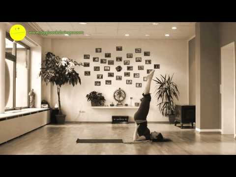 Sarvangasana - der Schulterstand. Yoga mit den Glücksbringern aus Würzburg.