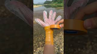 Download lagu A little girl demonstrates her survival skills:She made a simple pair of gloves to grip objects!🧤🦀 mp3