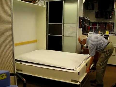 Skabsseng med boxmadras og plads til sengetøj. Sengemål 140x200.