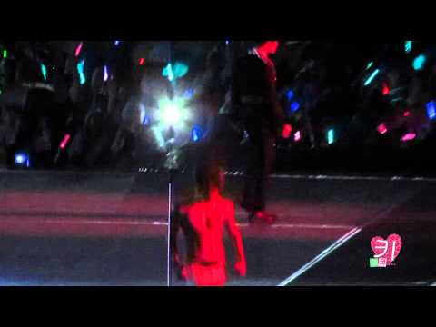 Fancam 121125 SHINee Jonghyun Internet war at SMTown in Thailand