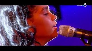 Le live : Jane Constance, avec &quot;Quand on a que l&#39;amour&quot; - C à Vous - 09/04/2018