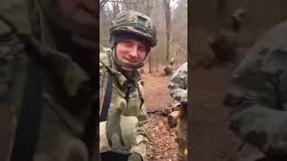 Download lagu Ukrainian soldiers share salo with foreign fighter mp3