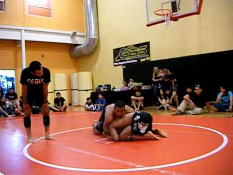 Robert Perez (white belt Paragon Bjj) vs Diego Ceara (brown belt Rodrigo Pinheiro)