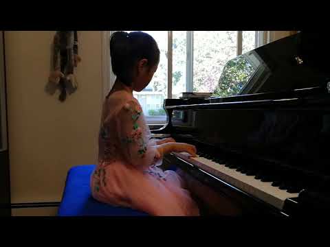 Emma Zhang 6 years plays 弦子舞