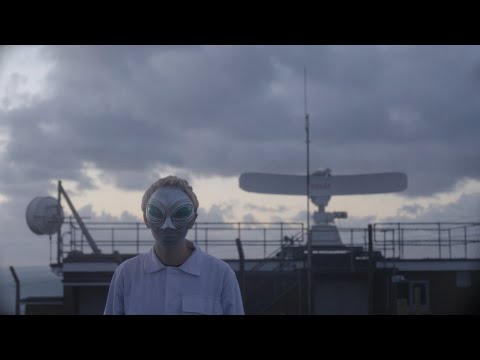 Cerys Hafana - Comed 1858 (Official Music Video)