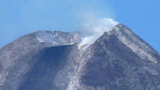preview picture of video 'Mayon Volcano December 30, 2009 7:43am (b)'