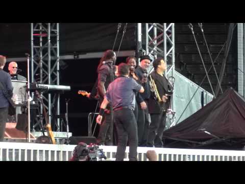 Bruce Springsteen - (Your Love Keeps Lifting Me) Higher and Higher - Helsinki 31.7.2012