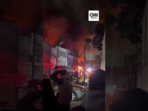 Incêndio toma conta de prédio comercial em SP e bombeiros tentam controlar | CNN Brasil