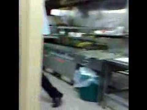 CHRIS DANÇANDO NA COZINHA