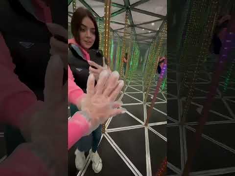 **حيلة ذكية أخرجت هذه الفتاة من متاهة المرايا!**