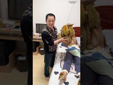 Prank my sister who loves eating durian!