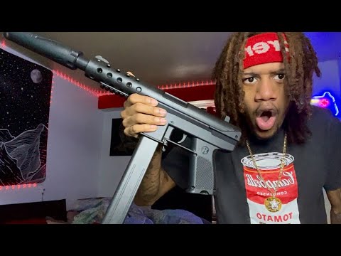 Auspacken der TEC-9-Pistole 🔫