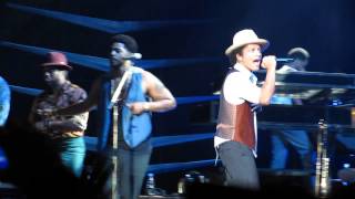 Bruno Mars talking in Spanish. Moonshine Jungle Tour Madrid 15.11.13.