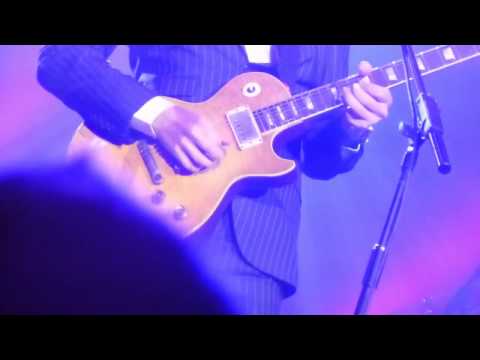 Bonamassa borrows "Greeny" Les Paul at RAH to play Midnight Blues