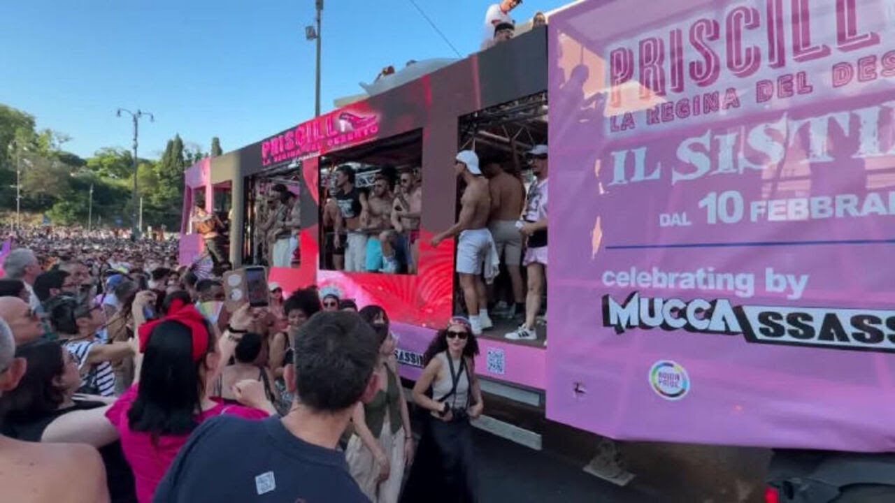 Il carro di Muccassassina con Priscilla e le drag queen sfila davanti al Colosseo al Pride di Roma