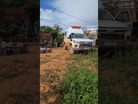 Com manutenção de ponte em rodovia, paciente é removido de canoa em Caroebe, Sul de Roraima.