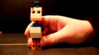 preview picture of video 'Haakon bygger en Anders And Lego figur'