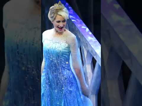 Let It Go Elsa Dress Transformation 😱 Disneyland Frozen Live at the Hyperion
