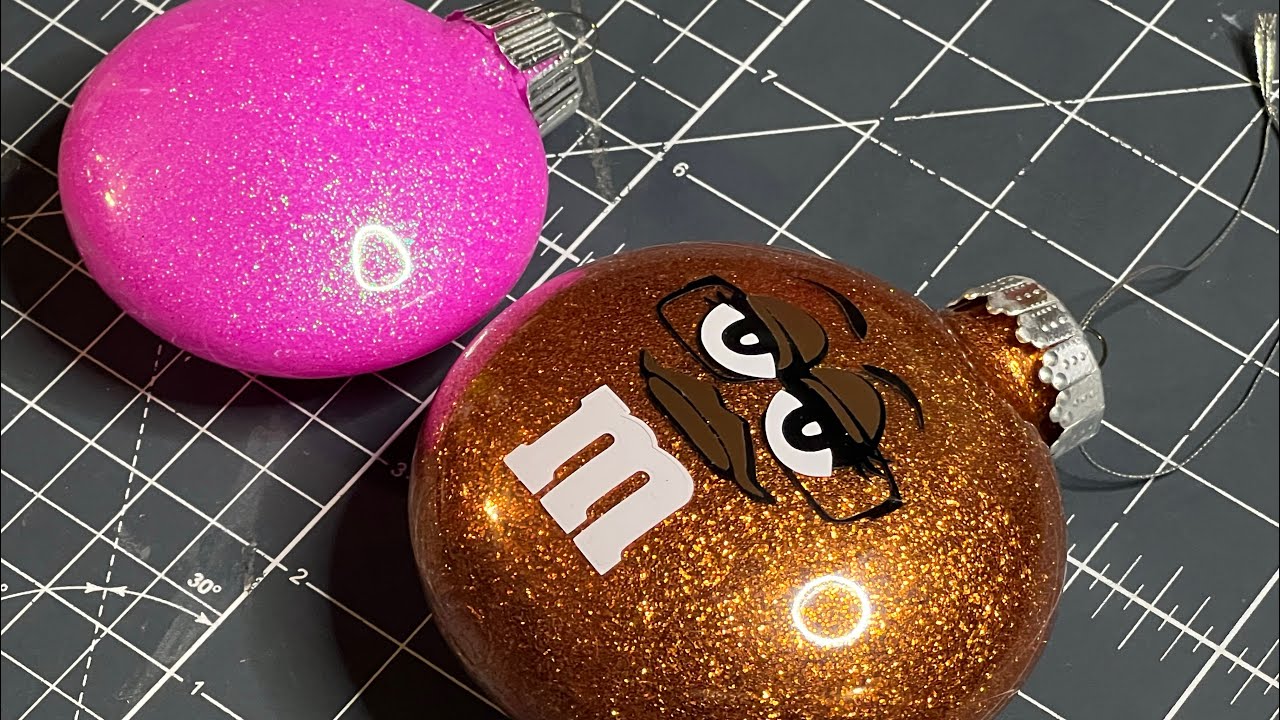 Tutorial How to Glitter Ornaments Using Polycrylic