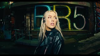 Musik-Video-Miniaturansicht zu Kiss Me Better Songtext von Julie Bergan