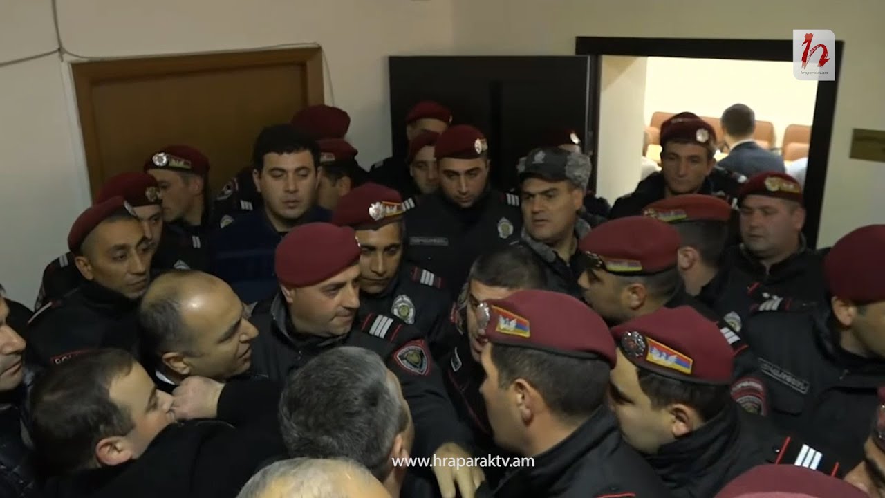 Հրմշտոց ոստիկանության և ավագանու անդամների միջև